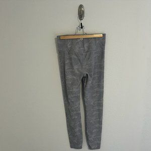 Vuori Women's Pale Heather Camo Clean Elevation Leggings Size Medium